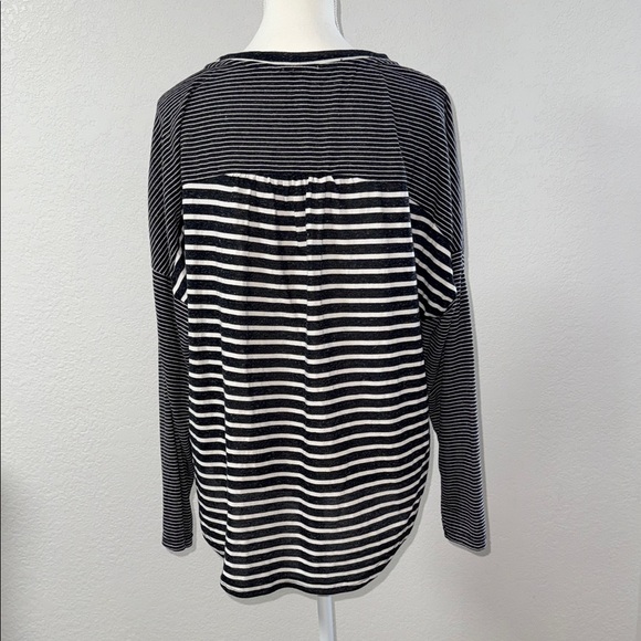 UMGEE Striped Black and White Women's Top - Picture 3 of 10
